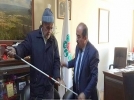 Grme engelli vatandaa baston hediye etti