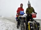 inli bisikletilerin kar altnda zorlu yolculuu