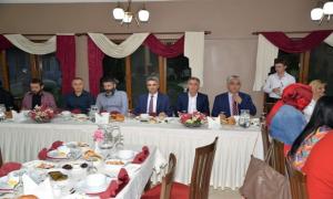 Vali Baru basn mensuplar ile iftarda bulutu