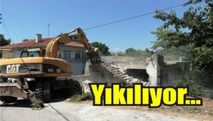 Metruk binalar yklyor
