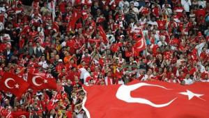 Taraftarlar Trk bayra ile destekleyecek