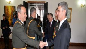 VAL BARU, TEBRKLER KABUL ETT