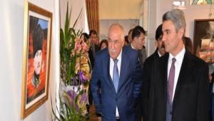 Yal Sal Merkezi kursiyeri sergisini at