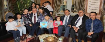 Minik yazarlar kitabn hediye ettiler