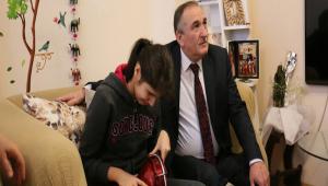 Bakan Ylmaz'dan grme engelli vatandalara ziyaret