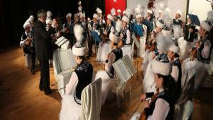 Kazak Orkestras ayakta alkland