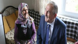 Bakan Ylmaz'dan 10 aileye moral turu