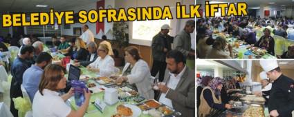Vatandalar ilk iftarn Belediye sofrasnda at