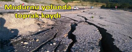 Yol yaparken toprak kayd