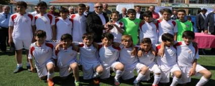 ampiyonun kupasn Bakan Ylmaz verdi