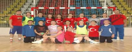 Bayan Hentbolcular ampiyonluk yolunda