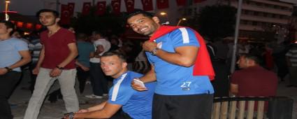 Dos Santos Trk bayra ile yrd