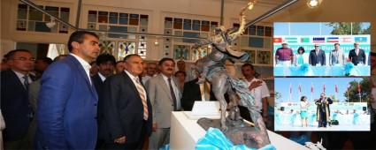 Dev Krolu Heykeli'ne Kazakistan imzas