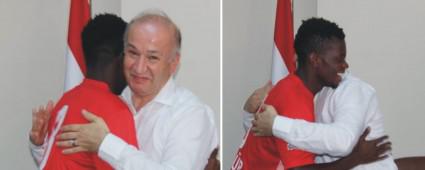 Bakana yle sarld ki!..