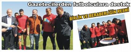 Gazetecilerden futbolculara destek