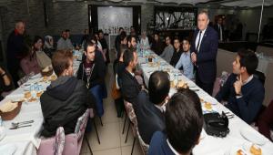 Bakan Ylmaz niversitelilerle bulutu