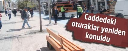 Caddedeki oturaklar yeniden konuldu