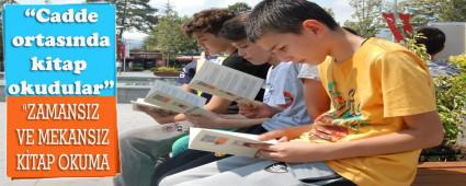 Cadde ortasnda kitap okudular