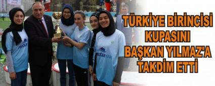TRKYE BRNCS KUPASINI BAKAN YILMAZ'A TAKDM ETT