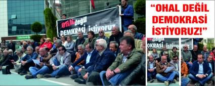 CHPliler caddede oturma eylemi yapt