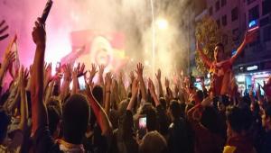 GALATASARAYLI TARAFTARLARDAN AMPYONLUK KUTLAMASI