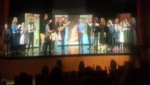 \"Atatrk Ortaokulu rencilerinden muhteem bir tiyatro gsterisi\"