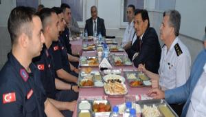 VAL ORUCUNU ASKERLERLE BERABER ATI