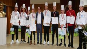 Bakan zcan gelecein alarn tebrik etti