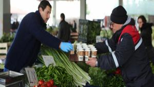BELEDYE\'DEN PAZAR ESNAFINA VE VATANDAA SICAK ORBA KRAMI