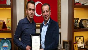 BEDENSEL ENGELLLER SPOR FEDERASYONU\'NDAN BAKAN ZCAN\'A TEEKKR PLAKET