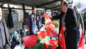 Bolu Belediyesi\'nden Pazar esnafna ve vatandalara Trk Bayra