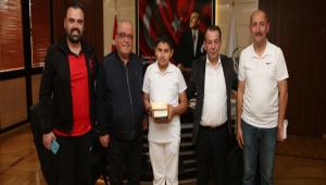 Bakan zcan baarl rencileri dllendirdi