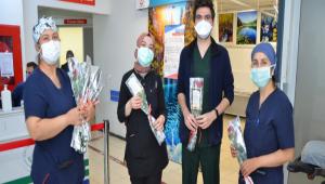 Hemireler Gnnde iek Hediye Edildi