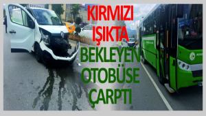 KIRMIZI IIKTA BEKLEYEN OTOBSE ARPTI