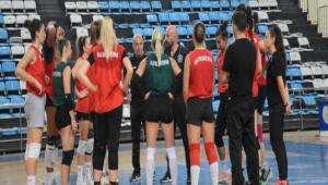 BOLU BELEDYESPOR VOLEYBOL TAKIMI SAKARYA VOLEYBOL LE HAZIRLIK MAI YAPTI