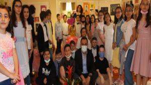 LKOKUL RENCLERNDEN BZM ARKIMIZ\' ADLI RESM SERGS