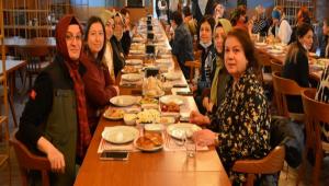 MAHMUT ENTRK, BAYAN PERSONELN KADINLAR GNN KUTLADI