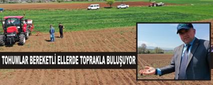 TOHUMLAR BEREKETL ELLERDE TOPRAKLA BULUUYOR