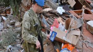 KOMANDONUN ENKAZIN ALTINDAN BULDUU FOTORAF DUYGULANDIRDI