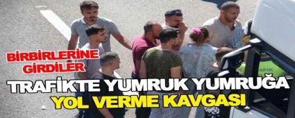 TRAFKTE YUMRUK YUMRUA YOL VERME KAVGASI