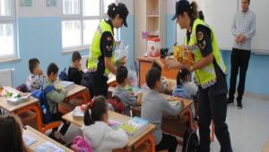  RENCLERE LK KALEM JANDARMADAN\' SLOGANIYLA HEDYE DAITILDI