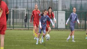 U17 KIZLAR'DA DERBİ LİDERİN OLDU U17 KIZLAR'DA DERBİ LİDERİN OLDU